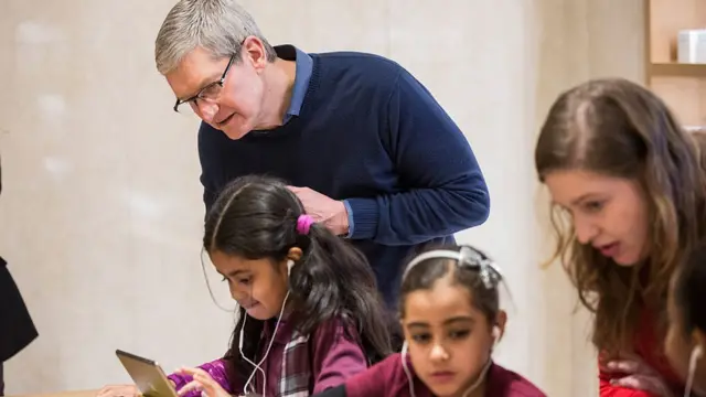 Глава Apple Тим Кук наблюдает за тем, как школьники занимаются программированием на проводимом по инициативе компании специальном воркшопе