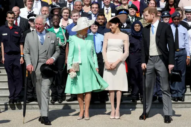 Rei Charles 3º com a rainha consorte, príncipe Harry e Meghan Markle posam para foto na celebração do aniversário de 70 anos do rei no palácio Buckingham em 2018