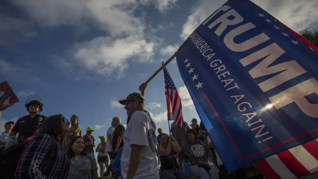 Marcha contra la inmigración irregular en Laguna Beach