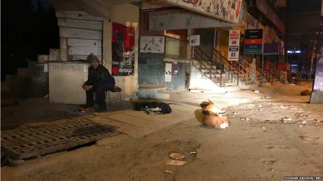 नोएडा के सेक्टर 18 के बाज़ार की सुरक्षा में तैनात राम अवतार