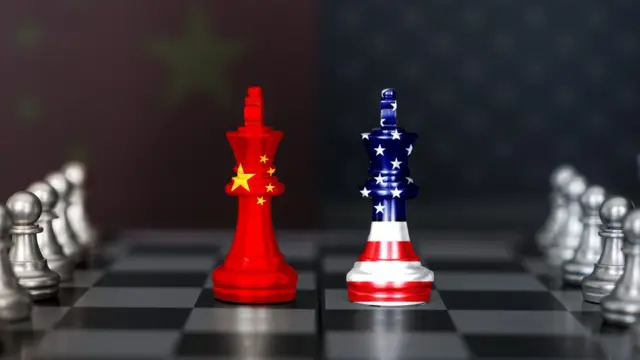 Tablero de ajedrez con las banderas de China y EE.UU.