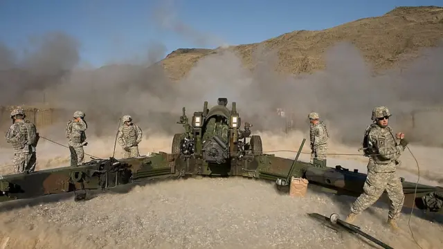 Американские военные стреляют из 155-мм гаубицы в Афганистане