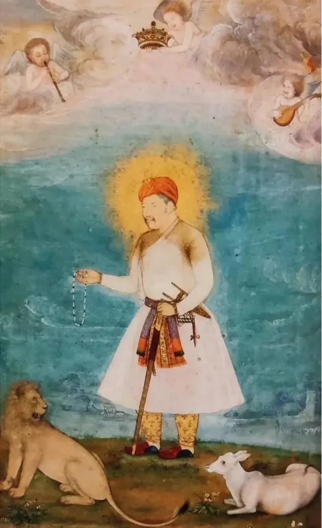 એસ એમ બર્કેએ પોતાના પુસ્તક 'અકબર ધ ગ્રેટેસ્ટ મુગલ'માં લખ્યું છે, "પ્રત્યેક સવારે અકબરનો પહેલો સાર્વજનિક સમારોહ થતો હતો - પોતાના મહેલની બારીએથી લોકોને દર્શન આપવાનો. એમની એક ઝલક જોવા માટે મહેલની બહાર પહેલેથી જ લોકોની ભીડ થઈ જતી હતી."