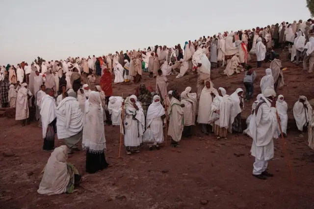 Brojni hodočasnici prenoćili su pod vedrim nebom, na stenama koje okružuju centralnu crkvu Bet Medhane Alem posvećenu Hristu Spasitelju.