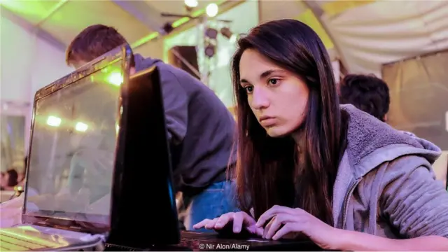 Shamarree interneetii fayyadamaa jirtu