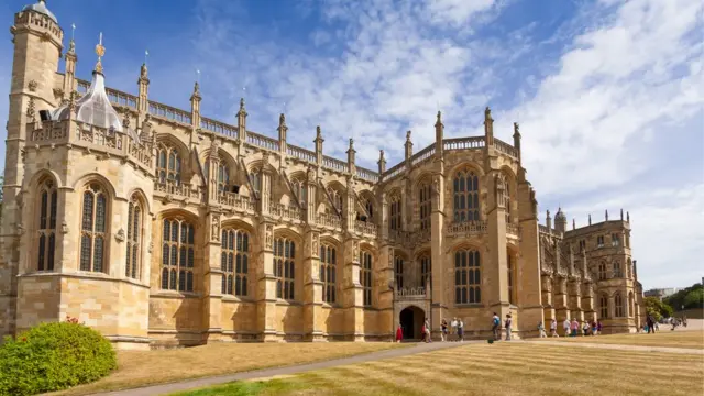 Виндзор ак срайындагы Ыйык Георгий британ жана англис королдорунун көбүнүн сөөгү коюлган жер.