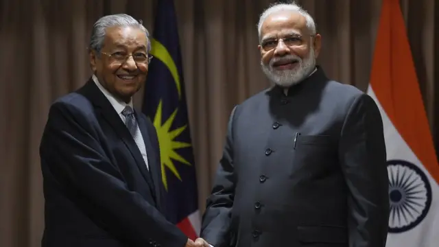 மலேசிய பிரதமர் மகாதீர் மற்றும் இந்தியப் பிரதமர் நரேந்திர மோதி