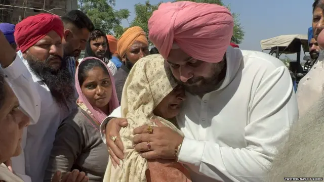 ਨਵਜੋਤ ਸਿੱਧੂ ਗੁਰਦਾਸਪੁਰ ਵਿੱਚ ਪੀੜਤ ਪਰਿਵਾਰਾਂ ਨੂੰ ਮਿਲੇ ਤੇ ਕਾਨੂੰਨ ਵਿਵਸਥਾ ਉੱਤੇ ਸਵਾਲ ਚੁੱਕੇ