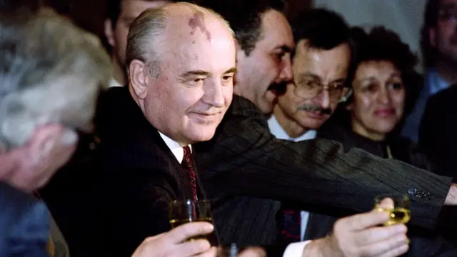 1991년 12월 26일 미하일 고르바초프의 송별회 속 한 장면. 그는 활기찼지만 우유부단한 지도자였다