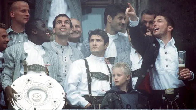 علی دایی در کنار اوتمار هیتسفلد، سرمربی و ماتیوس، لیزارازو، بابل، کوفور، یانکر و فینک بازیکنان بایرن مونیخ