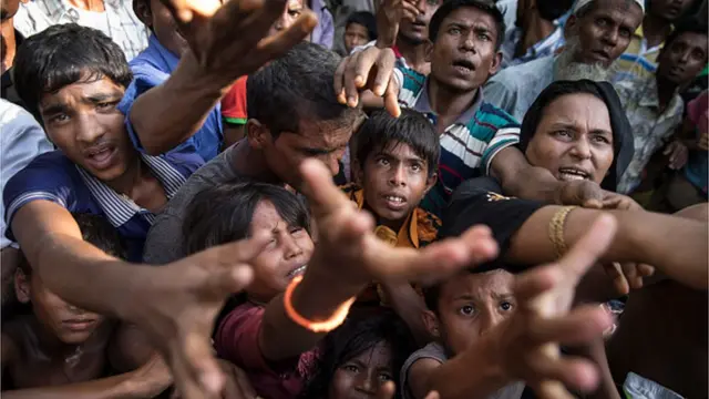 ชาวโรฮิงญาขอสิ่งของบรรเทาทุกข์ทีทันคาลี บังกลาเทศ เมื่อกันยายน 2017