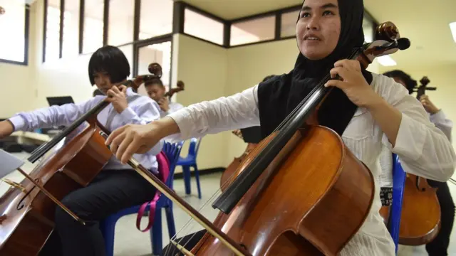 อาวาตีฟเล่นเชลโล