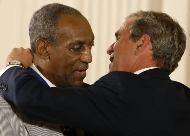 Bill Cosby siendo condecorado por el expresidente George W Bush en 2002.