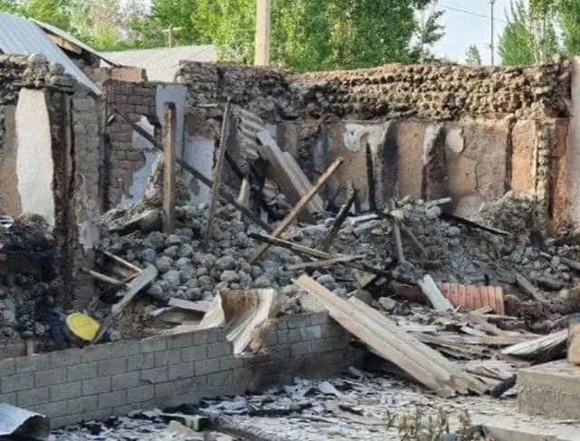 Тожикистоннинг Исфарасидаги вайрон бўлган уйларнинг бири