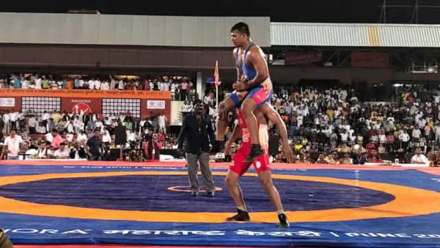 हर्षवर्धनने पराभूत मल्ल आणि मित्र शैलेश शेळकेला खांद्यावर घेतलं