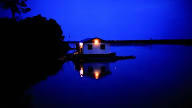 Casa flutuante na floresta amazônica;