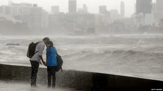 દરિયાકિનારે યુવક અને યુવતી