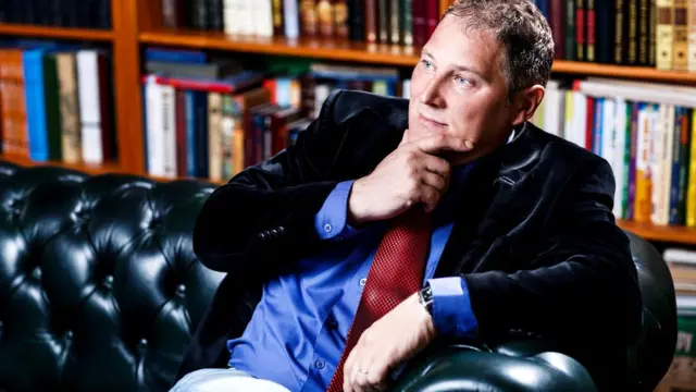 Внезапно разбогатев, бывает трудно понять, кто искренне заинтересован в твоей дружбе