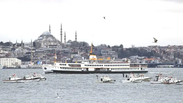 বসফরাসের পারে ইস্তাম্বুল শহর।