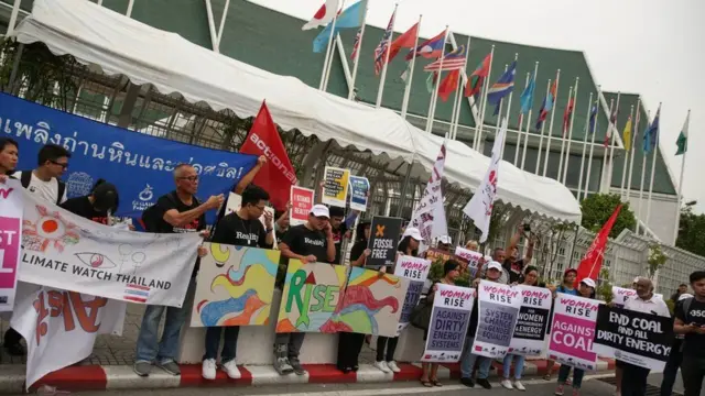 د چاپېریال ساتنې فعالانو د اقلیم د ورو بدلون او د چارواکو د ناغېړیو پرضد لاریونونه وکړل