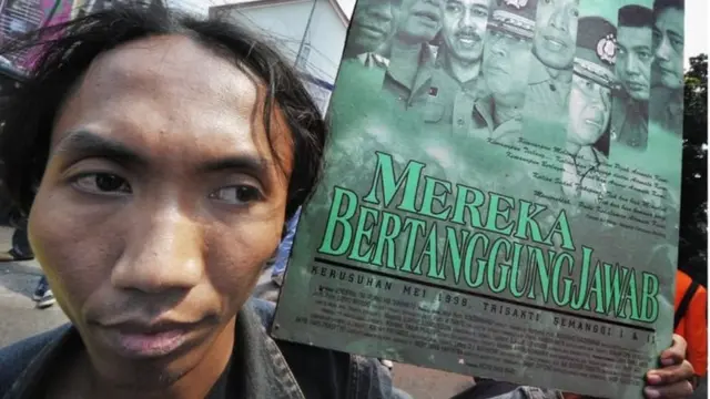 Aktivis berdemo di depan Kejaksaan Agung pada 2008 menuntut penuntasan kasus TTS 1998.