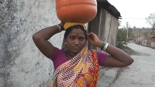 सीताबाई यांना एक ते दीड किलोमीटर अंतरावरून पाणी आणावं लागतं.