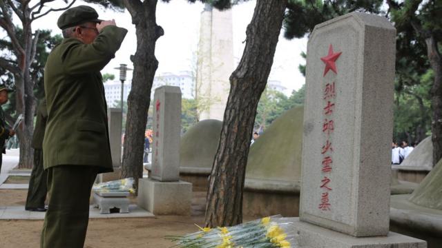 一名老兵在邱少云的墓前敬礼