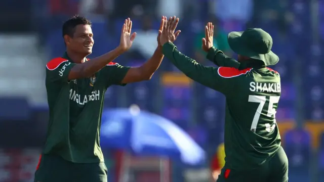 জস বাটলারের উইকেট নেয়ার পর নাসুম আহমেদ