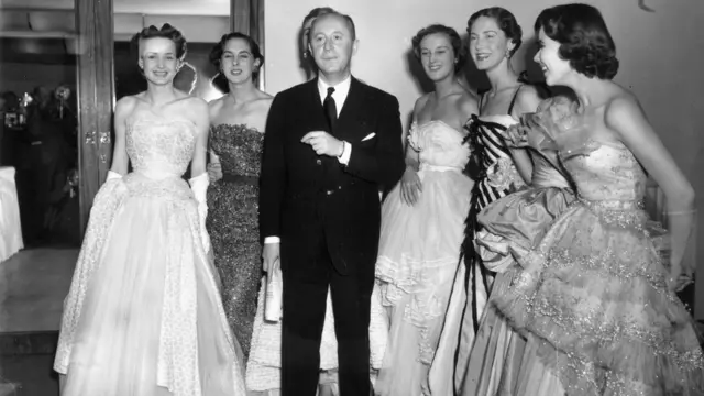 Christian Dior melepaskan diri dari konvensi ketat dengan 'New Look' atau Gaya Baru yang menekankan pinggang kecil dan bagian dada yang terlihat.