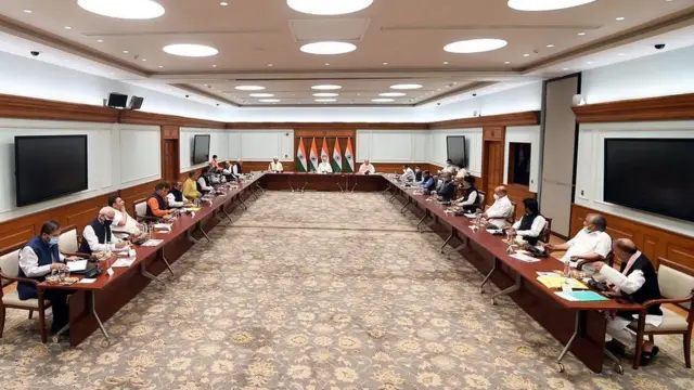 जम्मू-कश्मीर के नेताओं के साथ प्रधानमंत्री नरेंद्र मोदी की सर्वदलीय बैठक