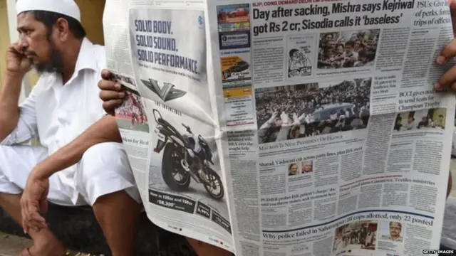 ਅਖ਼ਬਾਰ ਪੜ੍ਹ ਰਿਹਾ ਇੱਕ ਵਿਅਕਤੀ