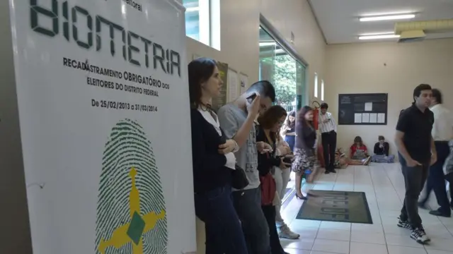 Eleitores esperam para fazer cadastro biométrico no Distrito Federal