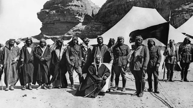 El rey Fáysal I (centro) rodeado de consejeros europeos en 1928