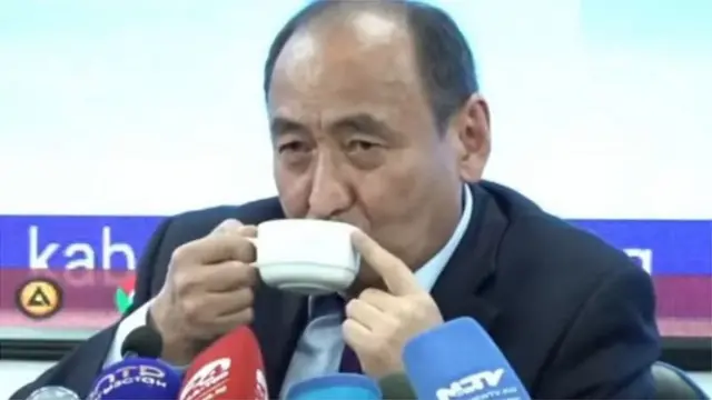 Министр басма сөз жыйынында уу коргошун ичип көрсөткөнү коомчулукта катуу резонанс жаратты
