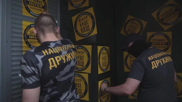 Стіни каналу обклеїли наклейками "Зробимо Інтер патріотичним" та "Інтер буде наш"