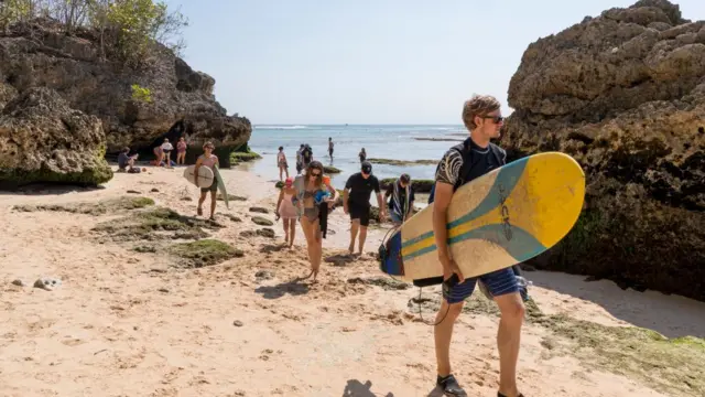 অনেকেই আশা করছেন বেশি গরম পড়লেই করোনাভাইরাসের উপদ্রব কমে আসবে। নিশ্চিত করে বলা সম্ভব নয়।