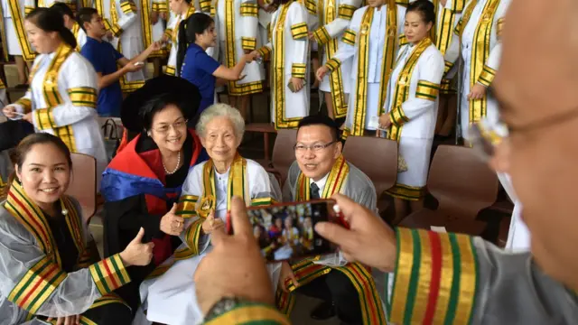 คณาจารย์ต่างร่วมแสดงความยินดีกับความสำเร็จของยายกิมหลั่น