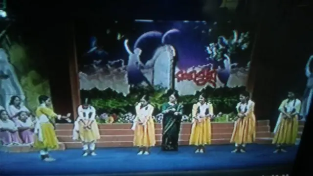 Xotin sikilib, uni yalaydi Jinsiy olatni pornosiga narsalarni qoyish