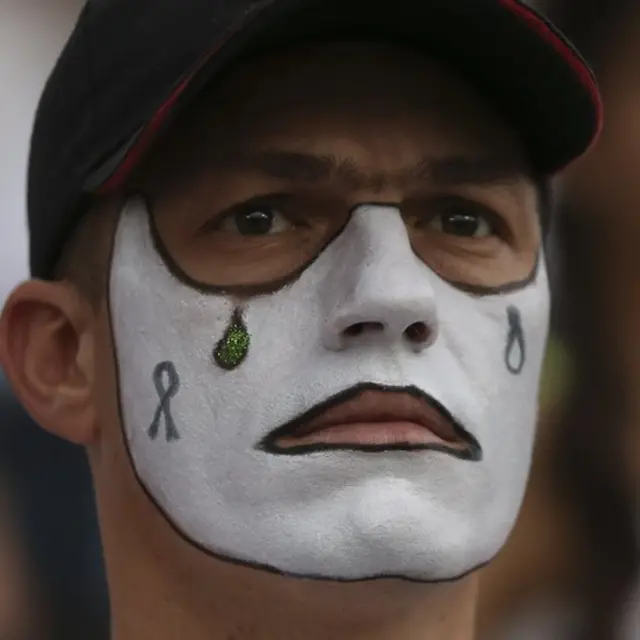 Un aficionado de Nacional deja caer dos lágrimas.