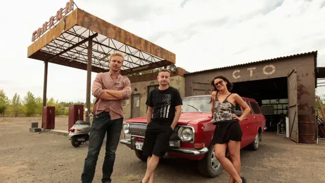 В основі роману і фільму історія про рейдерське захоплення заправки на Донбасі