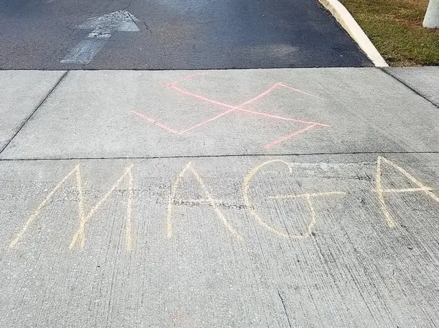 Свастика и аббревиатура лозунга Трампа "Вернем Америке былое величие"