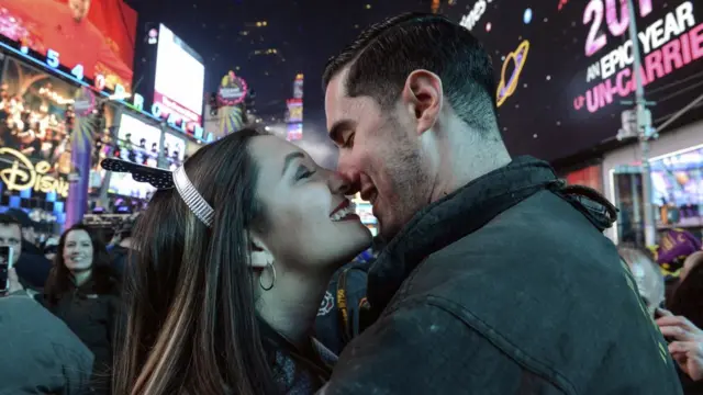 一对情侣在纽约时报广场跨年倒数活动上拥吻（1/1/2017）