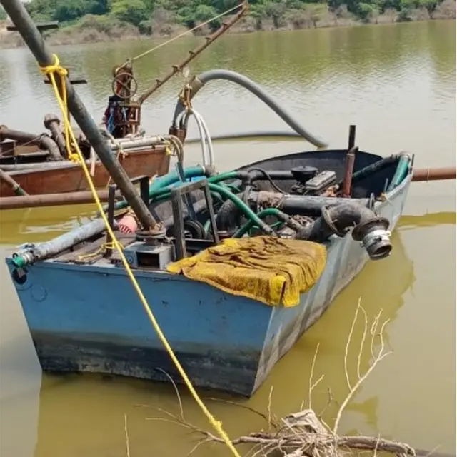 परभणी : पाथरी तालुक्यातील उमरा गावामध्ये महसूल विभागाच्या कर्मचाऱ्यांनी अवैध वाळू उपसा करणारी बोट जिलेटिनच्या स्फोटामध्ये उडवून दिली.