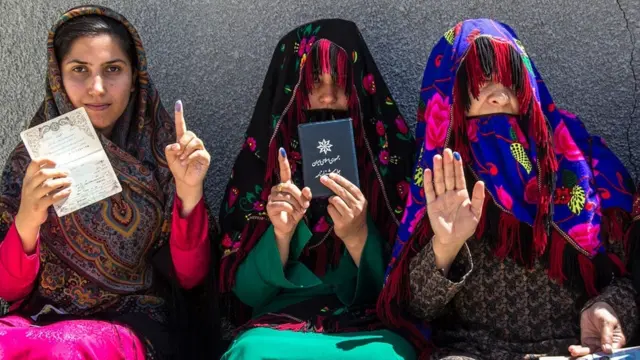 ایران کې د ولسمشریزو ټاکنو دولسمه دوره او د ښارونو او کلیو د اسلامي شورا د ټاکنو پنځمه دوره له روانه ده.