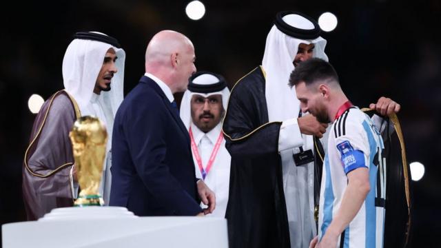 Emir pone capa a Messi