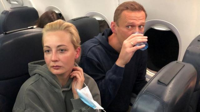 Navalny junto a su esposa en el avión de regreso a Moscú.