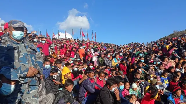 सिन्धुपाल्चोकमा स्वास्थ्य मापदण्ड पूरा नगरी गरिएको एउटा कार्यक्रममा सहभागीहरू