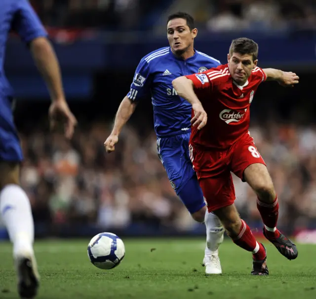 Frank Lampard y Steven Gerrard pelean por un balón