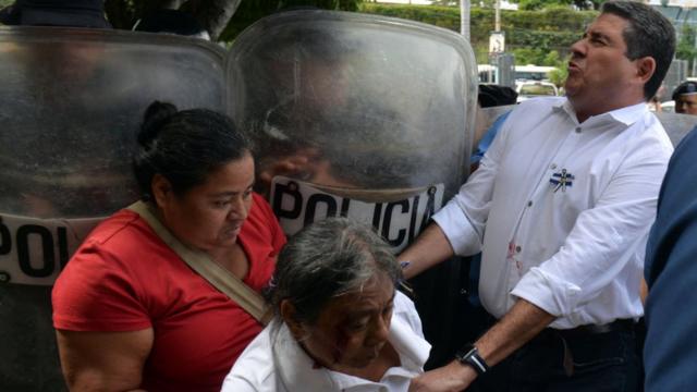 Policía reprime a manifestantes en Nicaragua