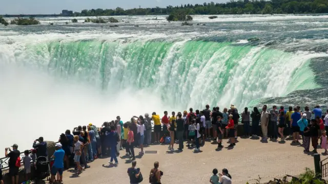 Gente en la valla frente a las Cataratas del Niágara.
